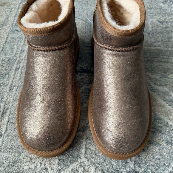NWT BearPaw Gold Metallic Booties - Picture 9 of 9